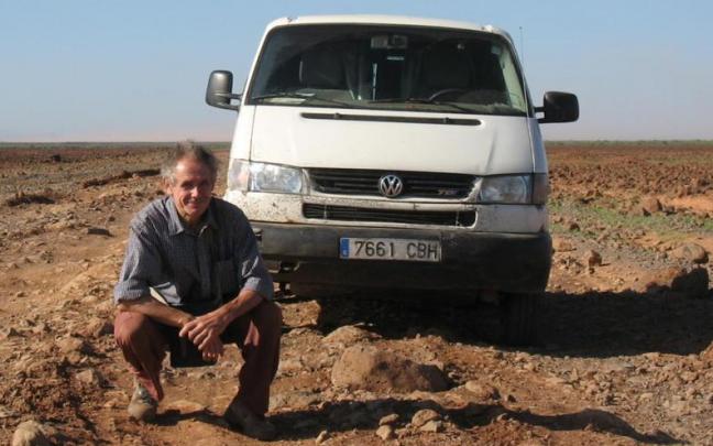 Jos&eacute; Eladio Santacara con 'Ibiletxe', su furgoneta con 450.000 kil&oacute;metros de rodaje, en "la carretera internacional Kenia-Etiop&iacute;a".