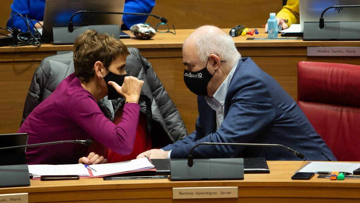 María Chivite y José María Aierdi conversan en el Parlamento de Navarra.