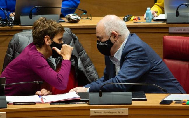 María Chivite y José María Aierdi conversan en el Parlamento de Navarra. María Chivite y José María Aierdi conversan en el Parlamento de Navarra.