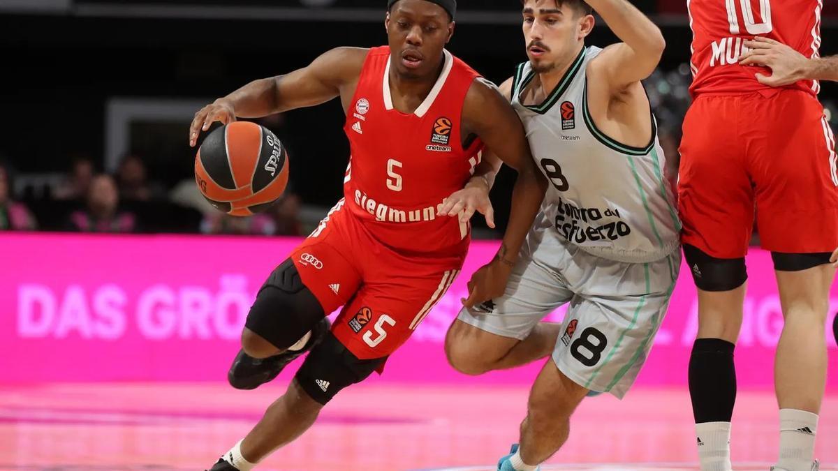 Cassius Winston trata de superar la defensa de Ferrando durante el encuentro entre el Bayern y el Valencia Basket.