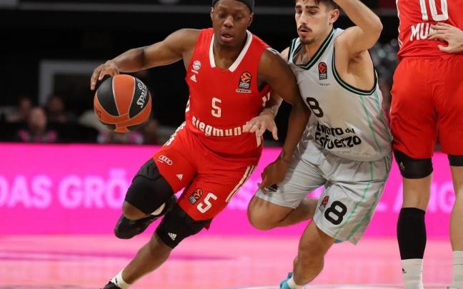 Cassius Winston trata de superar la defensa de Ferrando durante el encuentro entre el Bayern y el Valencia Basket.