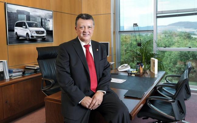 Emilio Titos pone fin a casi tres lustros al frente de la planta de Mercedes-Benz en Vitoria