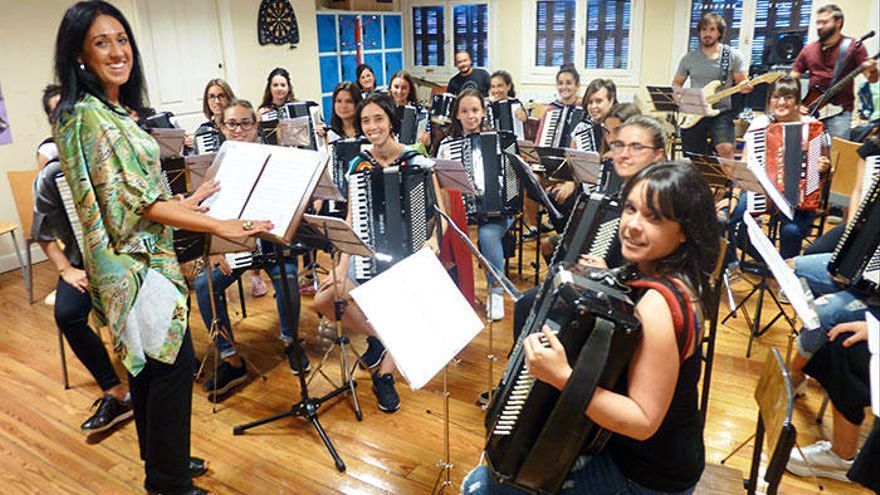 Ugarte dirige la agrupaci&oacute;n en una imagen de archivo.