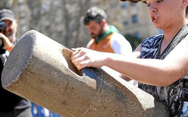 Udane Ostolaza no paró de alzar piedras a modo de exhibición.