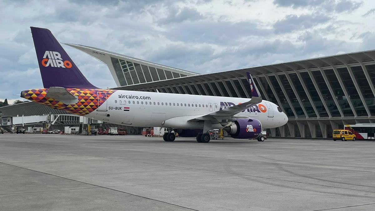 El avion de Air Cairo, esta mañana en La Paloma tras aterrizar por primera vez