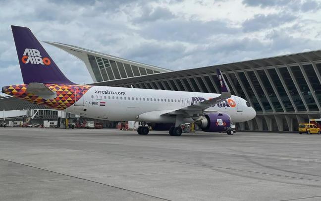 El avion de Air Cairo, esta ma&ntilde;ana en La Paloma tras aterrizar por primera vez