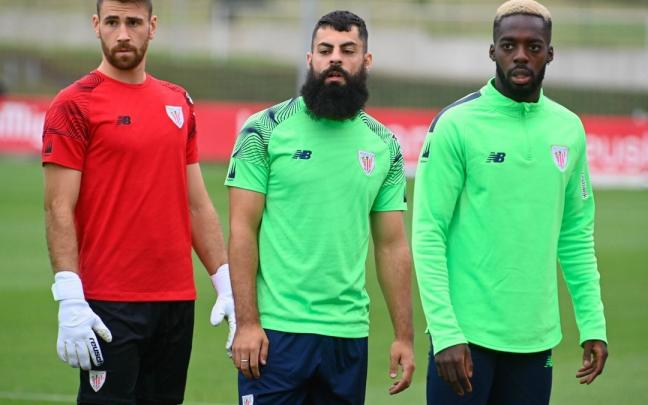 Unai Simón, Asier Villalibre e Iñaki Williams, durante un entrenamiento en Lezama. Unai Simón, Asier Villalibre e Iñaki Williams, durante un entrenamiento en Lezama.