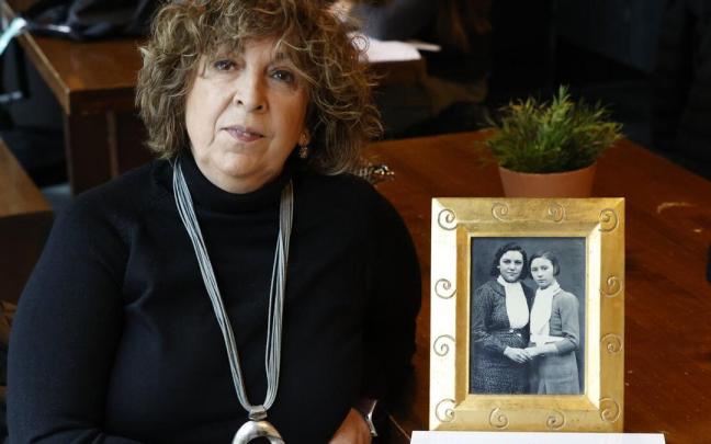 Rosa Ruiz, hija de Lucía Rodríguez Alonso (La mediana de las tres niñas de la guerra exiliadas en Linter (Bélgica), posa junto a una fotografía en blanco y negro de su madre (Primera por la izquierda) y Rachelle Lambeets Rosa Ruiz, hija de Lucía Rodríguez Alonso (La mediana de las tres niñas de la guerra exiliadas en Linter (Bélgica), posa junto a una fotografía en blanco y negro de su madre (Primera por la izquierda) y Rachelle Lambeets