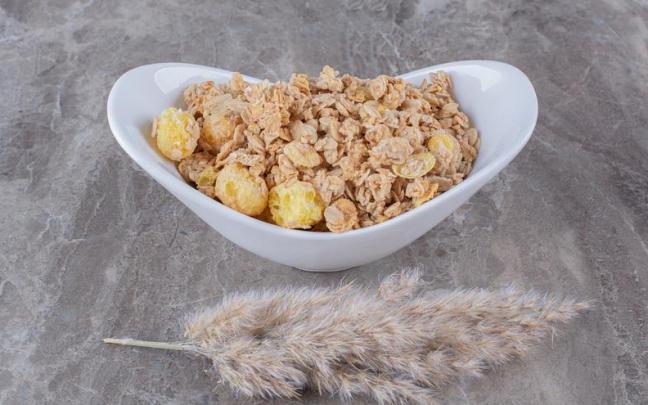 Un bol con cereales tipo muesli. Un bol con cereales tipo muesli.