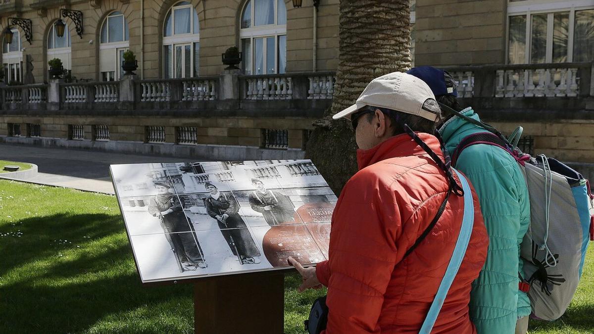 Un visitante contempla uno de los carteles del recorrido de la Memoria Histórica.