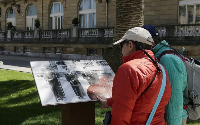 Un visitante contempla uno de los carteles del recorrido de la Memoria Histórica. Un visitante contempla uno de los carteles del recorrido de la Memoria Histórica.