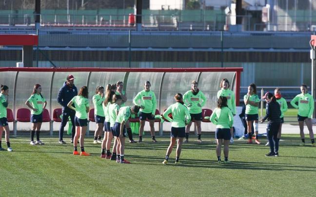 Imagen de un entrenamiento del Athletic en Lezama, con Iraia Iturregi dando instrucciones. Imagen de un entrenamiento del Athletic en Lezama, con Iraia Iturregi dando instrucciones.
