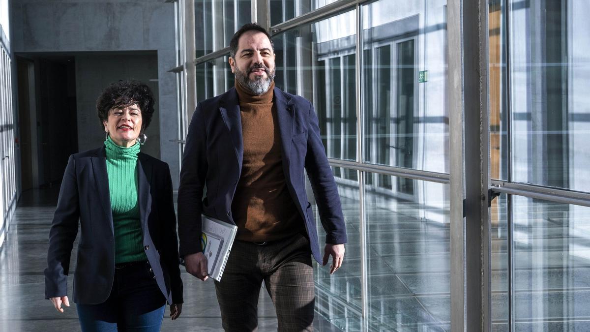 Ramón Alzórriz e Inma Jurío accediendo al Parlamento de Navarra este lunes.