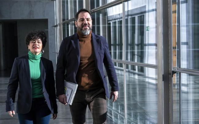 Ramón Alzórriz e Inma Jurío accediendo al Parlamento de Navarra este lunes. Ramón Alzórriz e Inma Jurío accediendo al Parlamento de Navarra este lunes.