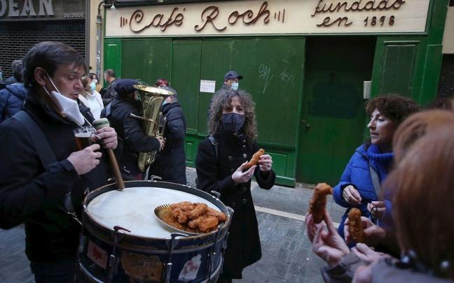 Clientes y músicos de la Jarauta 69 degustando los fritos del Roch el día de su cierre, el 30 de enero. Clientes y músicos de la Jarauta 69 degustando los fritos del Roch el día de su cierre, el 30 de enero.