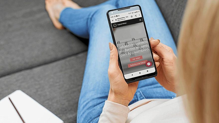 Una mujer utiliza la plataforma digital Appsamblea para participar en una votación electrónica.