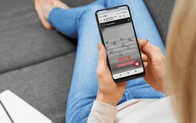 Una mujer utiliza la plataforma digital Appsamblea para participar en una votaci&oacute;n electr&oacute;nica.