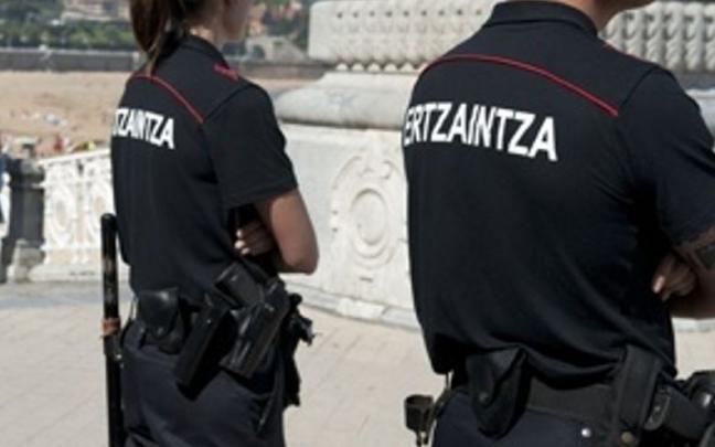 Imagen de dos ertzainas. Imagen de dos ertzainas.