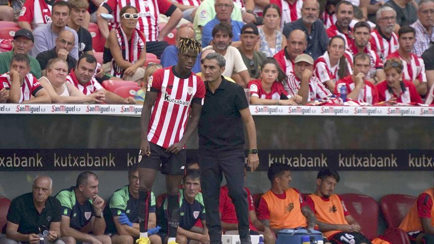 Ernesto Valverde instruye a Nico Williams antes de que este salte al terreno de juego en San Mamés.