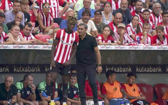 Ernesto Valverde instruye a Nico Williams antes de que este salte al terreno de juego en San Mamés. Ernesto Valverde instruye a Nico Williams antes de que este salte al terreno de juego en San Mamés.