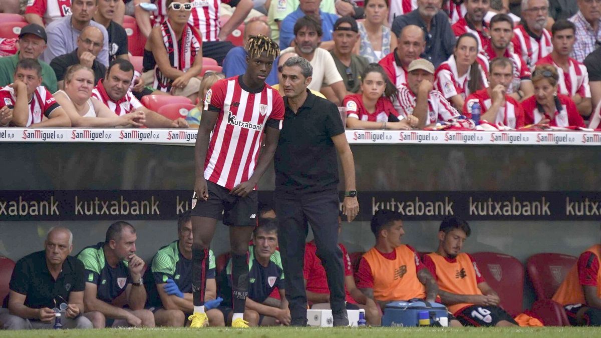 Ernesto Valverde instruye a Nico Williams antes de que este salte al terreno de juego en el partido del lunes frente al Mallorca.