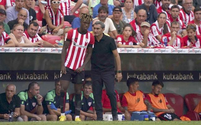 Ernesto Valverde instruye a Nico Williams antes de que este salte al terreno de juego en el partido del lunes frente al Mallorca.