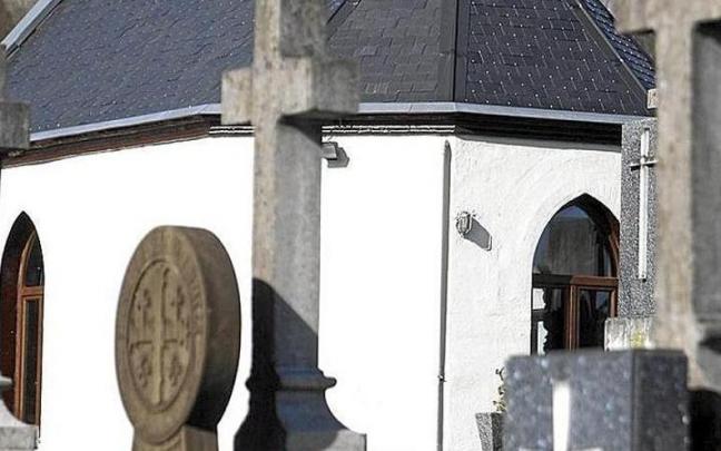 Fachada de la capilla del cementerio.