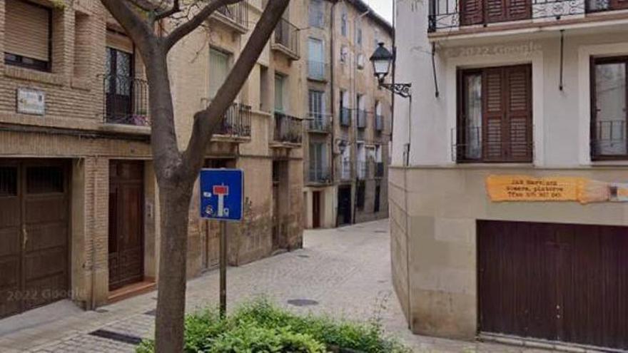 Vista al fondo de la calle Leache desde la confluencia de la calle Jorge Burgaleta y plaza Mercadal