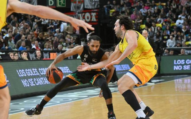 Adam Smith, que hizo un partido serio y eficaz, trata de escaparse de la defensa de Vitor Benite.