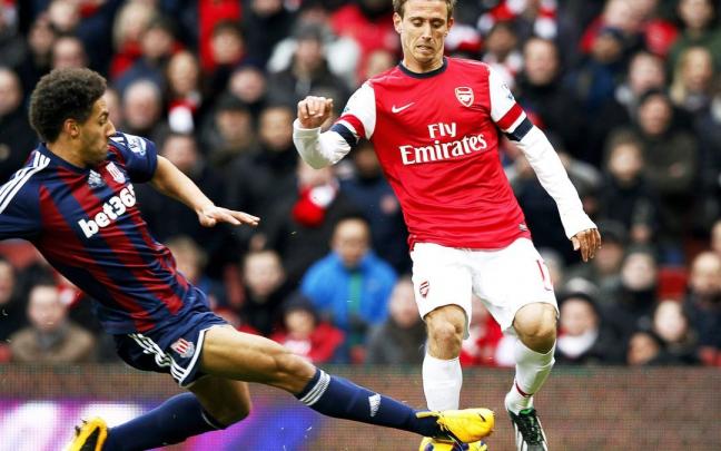 Monreal, con el Arsenal. | FOTO: EFE Monreal, con el Arsenal. | FOTO: EFE