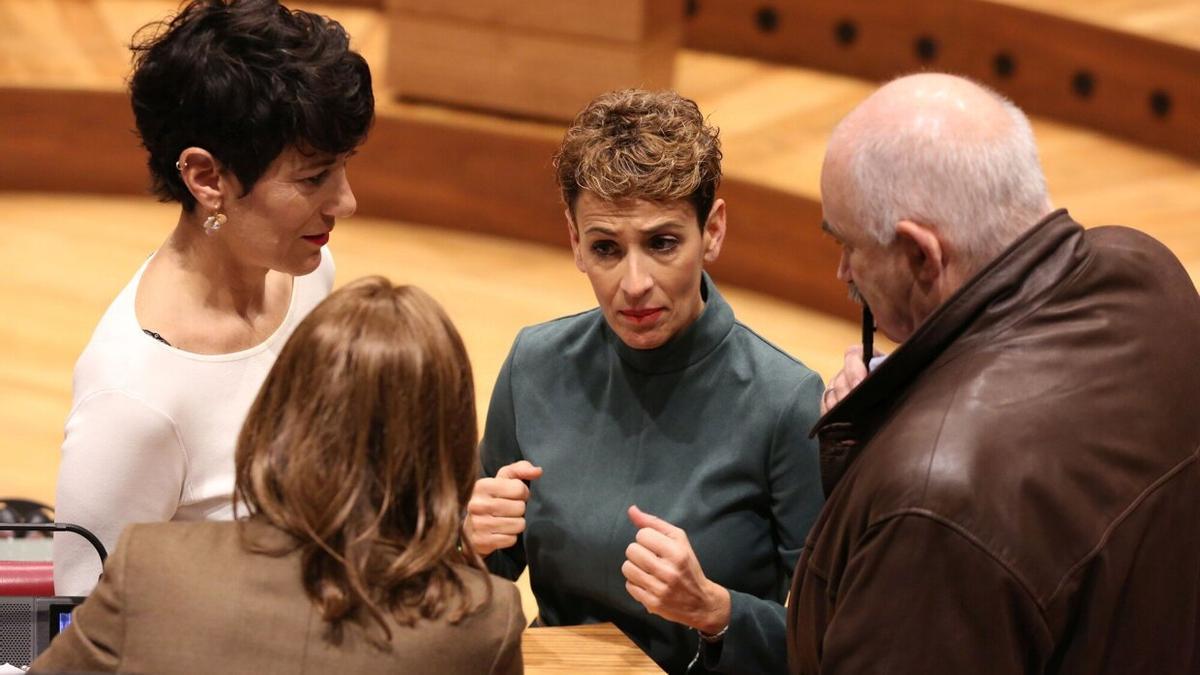 La presidenta, María Chivite, y la portavoz de Geroa Bai, Uxue Barkos, con la consejera de Hacienda Elma Saiz y el vicepresidente José Mari Aierdi, durante el Debate sobre el estado de la Comunidad