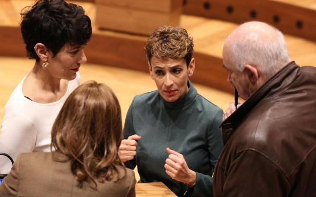 La presidenta, María Chivite, y la portavoz de Geroa Bai, Uxue Barkos, con la consejera de Hacienda Elma Saiz y el vicepresidente José Mari Aierdi, durante el Debate sobre el estado de la Comunidad