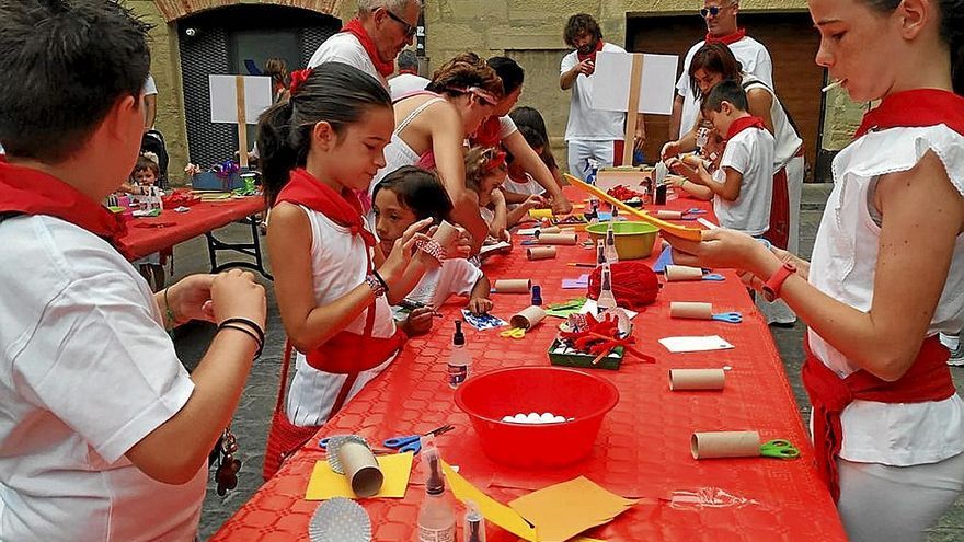 Niños y niñas vianeses, ayer en el taller de marionetas.