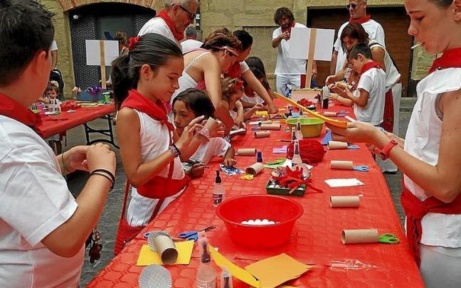 Niños y niñas vianeses, ayer en el taller de marionetas.