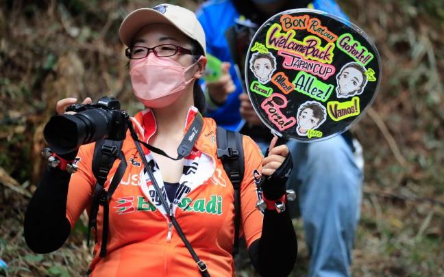 Una aficionada japonesa, con el maillot del Euskaltel-Euskadi