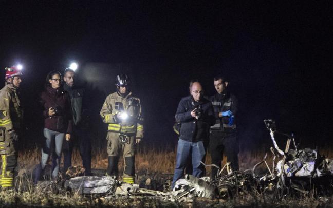 Miembros de los servicios de emergencia y de investigación en el lugar del accidente aéreo Miembros de los servicios de emergencia y de investigación en el lugar del accidente aéreo
