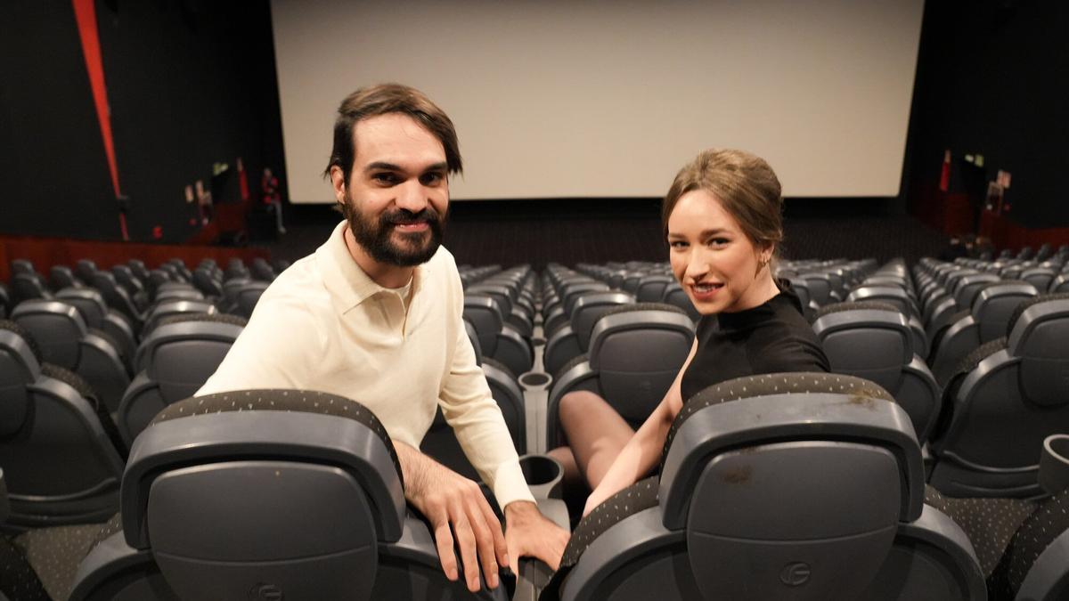 Eneko Sagardoy y Edurne Azkarate posan en los cines Gorbeia antes de sus entrevistas por el estreno de 'Irati'