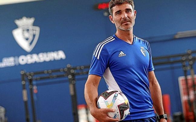 Sergi P&eacute;rez posa en el interior del gimnasio de las instalaciones de Tajonar con un bal&oacute;n bajo el brazo.