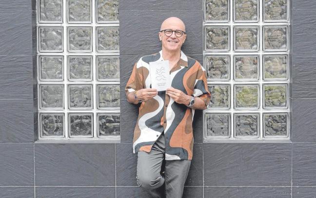 El autor junto a un ejemplar de su libro ‘Canciones para Pau Donés’. El autor junto a un ejemplar de su libro ‘Canciones para Pau Donés’.