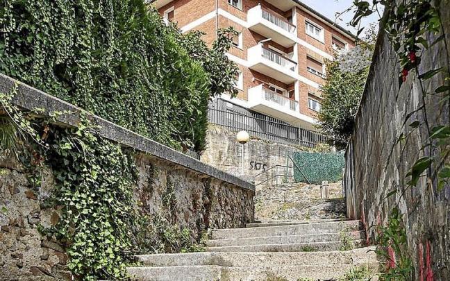 Las escaleras de acceso al barrio Itxaropen. | FOTO: N.G.