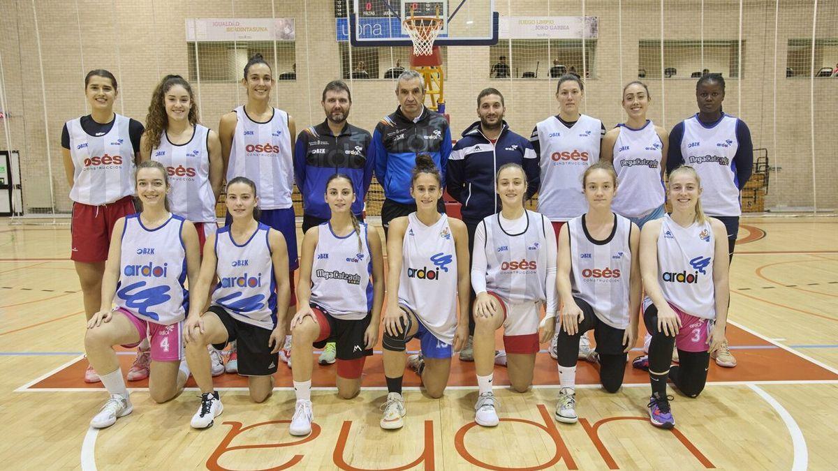 La plantilla y el cuerpo técnico del Construcción Osés Ardoi, en el entrenamiento de hoy por la tarde en el Polideportivo Municipal de Zizur.