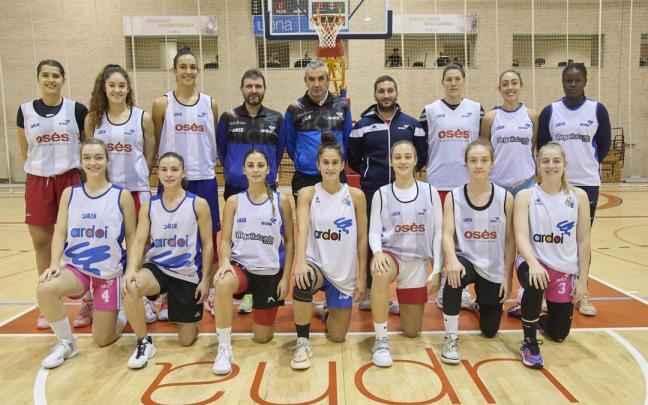 La plantilla y el cuerpo técnico del Construcción Osés Ardoi, en el entrenamiento de hoy por la tarde en el Polideportivo Municipal de Zizur. La plantilla y el cuerpo técnico del Construcción Osés Ardoi, en el entrenamiento de hoy por la tarde en el Polideportivo Municipal de Zizur.