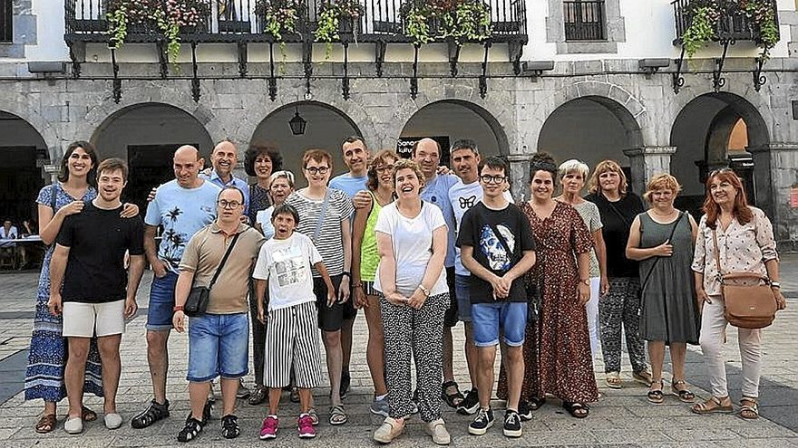 Representantes municipales y de Atzegi en Plaza Nagusia. | FOTO: N.G.