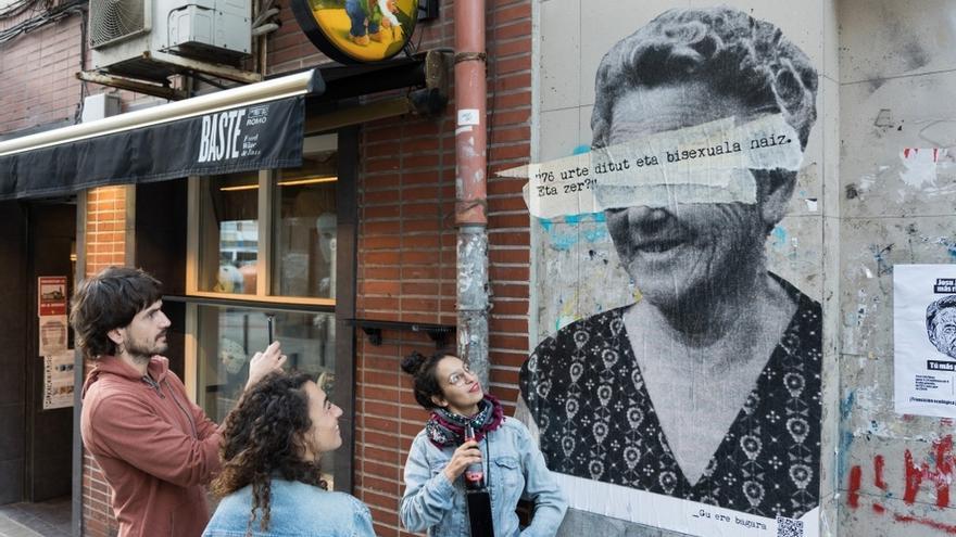 Tres de los collages, con frases de los testimonios recogidos, que están en las calles de Getxo.