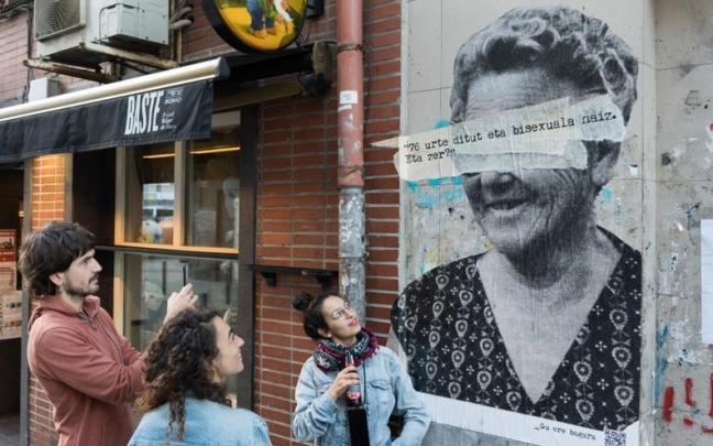 Tres de los collages, con frases de los testimonios recogidos, que est&aacute;n en las calles de Getxo.