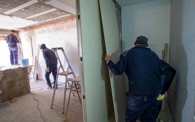 Obras de rehabilitación y mejora de la accesibilidad en unos apartamentos de Pamplona.