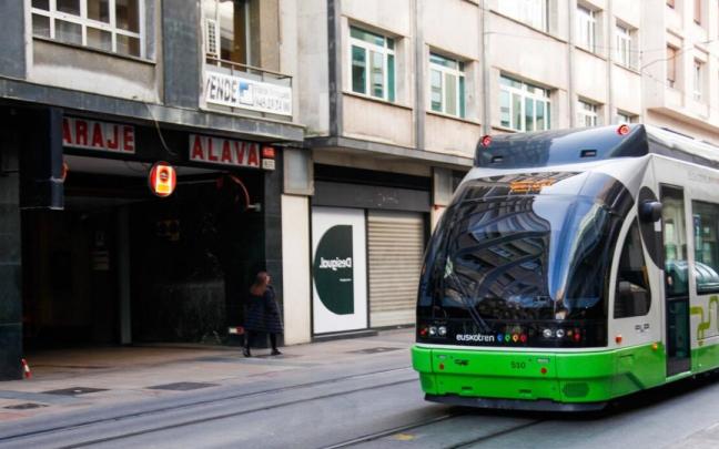 El tranvía, circulando por General Álava