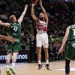 Thompson lanza a canasta ante la defensa de Alberto D&iacute;az