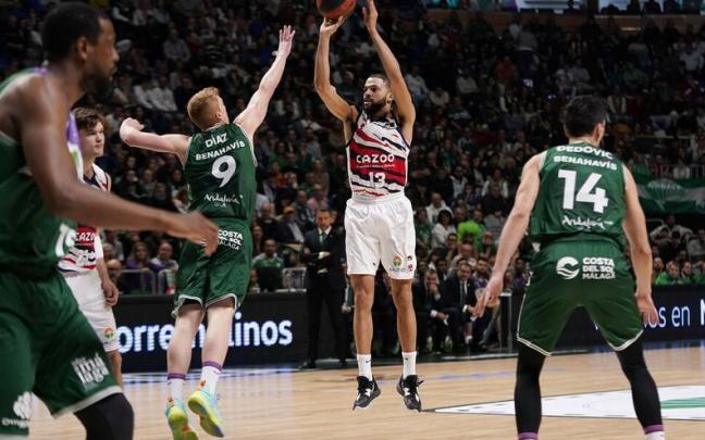 Thompson lanza a canasta ante la defensa de Alberto Díaz