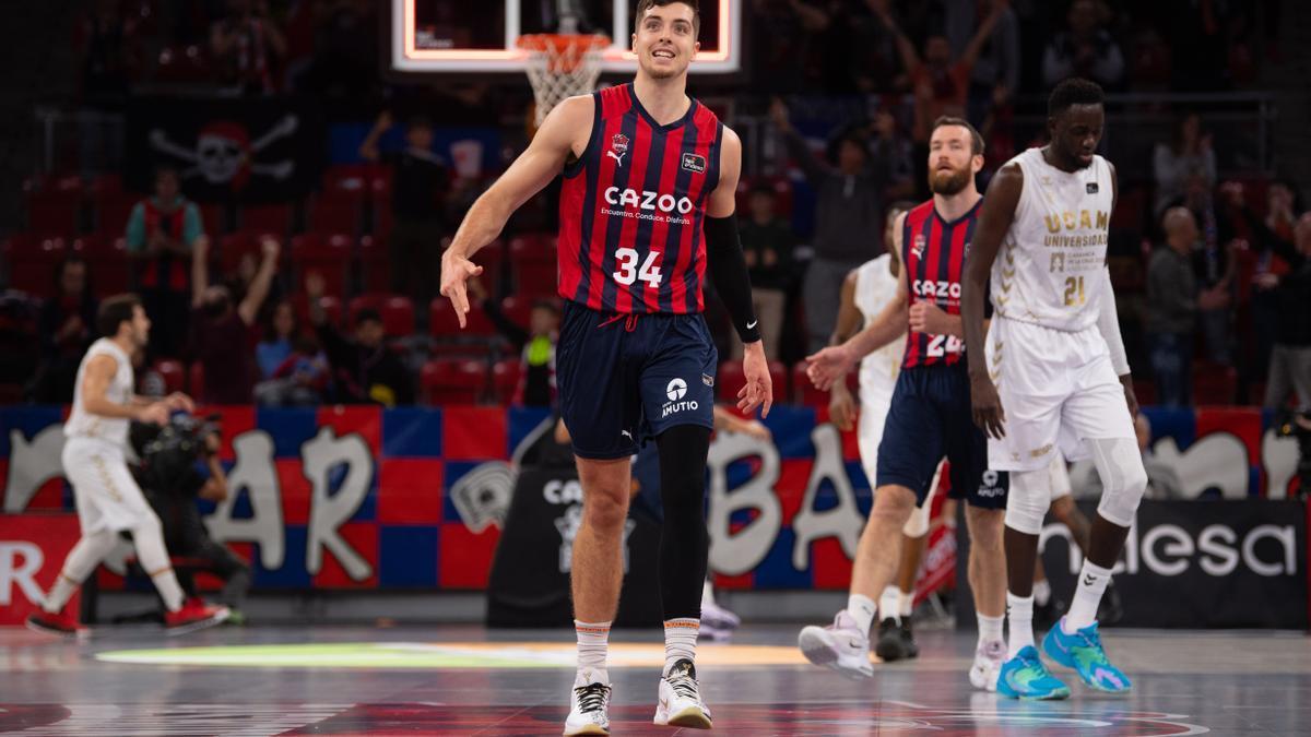 Daulton Hommes celebra uno de los tres triples que metió el pasado domingo al UCAM Murcia